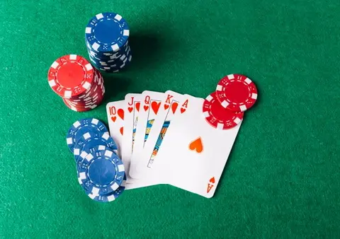 Geriausia pokerio kombinacija ir mėlyni su raudonais žetonai